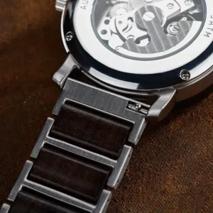 Montre à mécanisme exposé, style moderne et unique