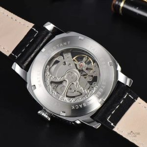 Accessoire masculin avec design gravé