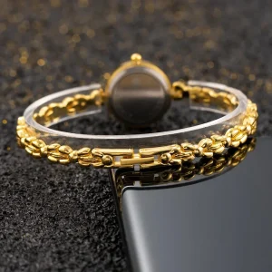 Accessoire élégant pour femme avec petit cadran rond