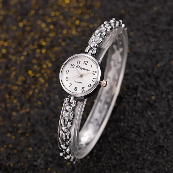Bijou vintage idéal pour compléter vos tenues féminines