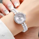 Accessoire chic : montre vintage pour femme avec perles