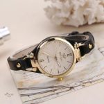 Accessoire tendance femme, montre vintage colorée