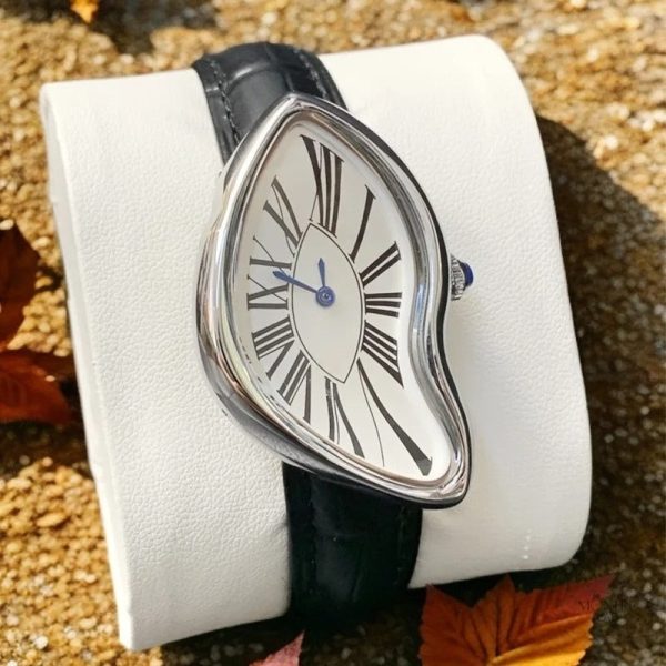 Montre au design asymétrique pour une touche féminine