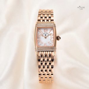 Accessoire Élégant : Montre Argentée Rectangulaire