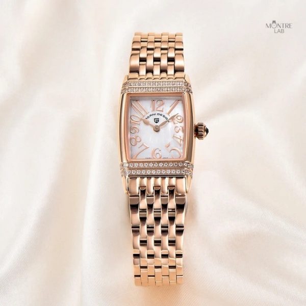 Accessoire Élégant : Montre Argentée Rectangulaire