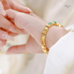 Accessoire tendance, montre femme avec pierres