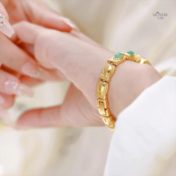 Accessoire tendance, montre femme avec pierres