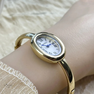 Montre ovale au style rétro pour femme