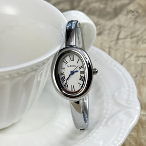 Montre élégante avec boîtier ovale