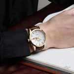 Montre rétro homme en cuir marron, design élégant