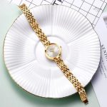 Élégante montre dorée au style intemporel