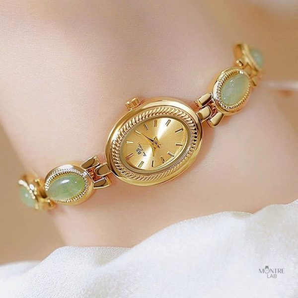 Élégante montre ovale pour une touche rétro